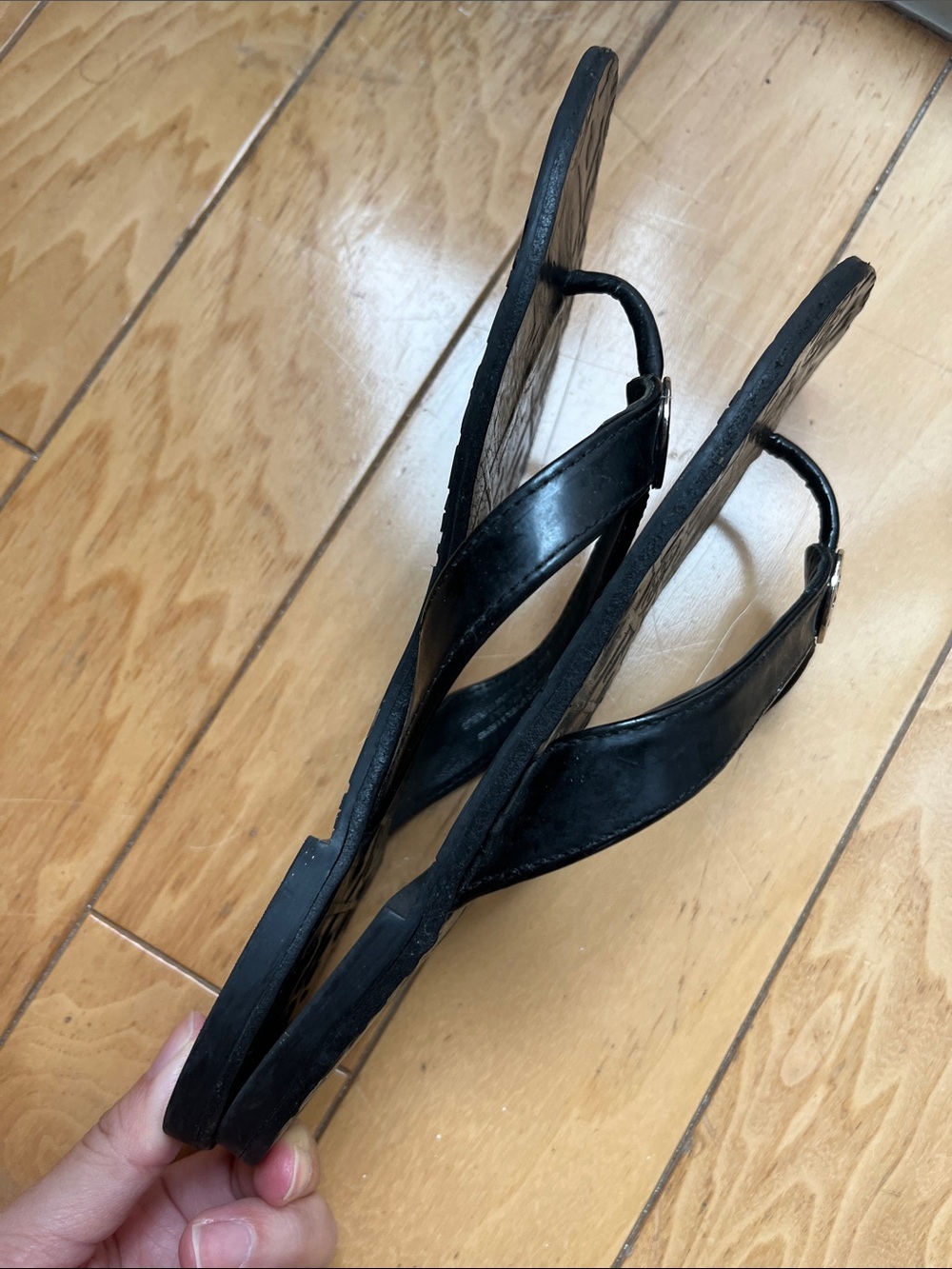 Tory Burch Black Leather Logo Thong Sandals with Gold Emblem - Picture 4 of 4